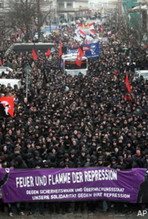 Und-trotzdem-scherten-einige-Vermummte-aus-und-machten-Krawall-Einige-waren-eigens-dafuer-aus-dem-Ausland-angereist-Die-Polizei-griff-sofort-ein-und-sprach-bei-dem-was-nun-folgte-von-einer-Frustaktion-weil-Randalierer-nicht-richtig-zum-Zuge-gekommen-seien