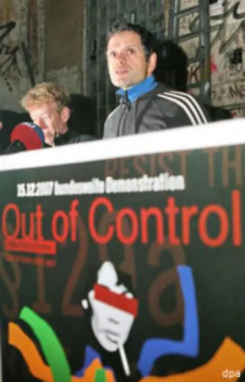 Demo-Organisator-Andreas-Blechschmidt-sprach-danach-von-einem-politischen-Skandal-Kleinere-Verstoesse-gegen-Auflagen-seien-zum-Anlass-genommen-worden-das-Versammlungsrecht-einzuschraenken-Die-Polizei-wies-die-Vorwuerfe-zurueck