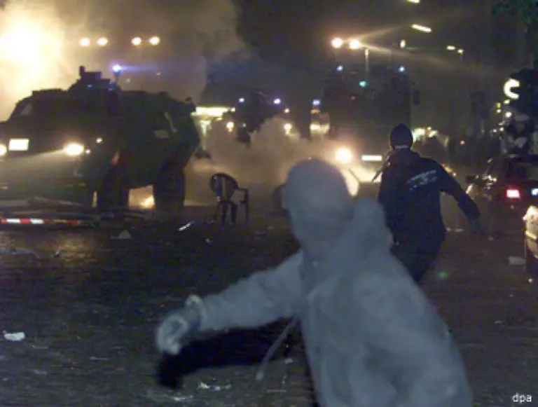 Seitdem-gilt-das-Schanzenviertel-gelegentlich-abends-als-beliebter-Treffpunkt-zwischen-Wasserwerfern-der-Polizei-und-Steinewerfern-der-linken-Szene