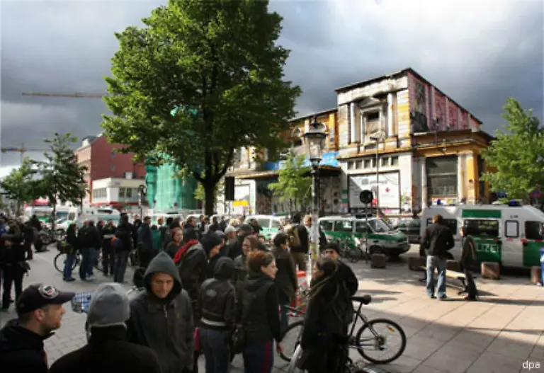 Noch-am-gleichen-Abend-gingen-spontan-ueber-2000-Demonstranten-gegen-die-Razzia-auf-die-Strasse