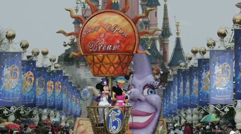 Gesichert-ist-nur-dass-beide-in-den-ersten-Tagen-ihrer-Liebe-sehr-entspannt-im-Pariser-Disneyland-gesichtet-wurden