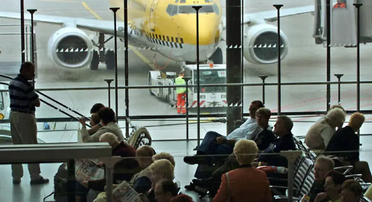 Mit-dem-Wechsel-zum-Sommerflugplan-Ende-Maerz-2008-werden-zudem-die-Kontrollen-bei-Fluegen-innerhalb-der-Schengenzone-abgebaut