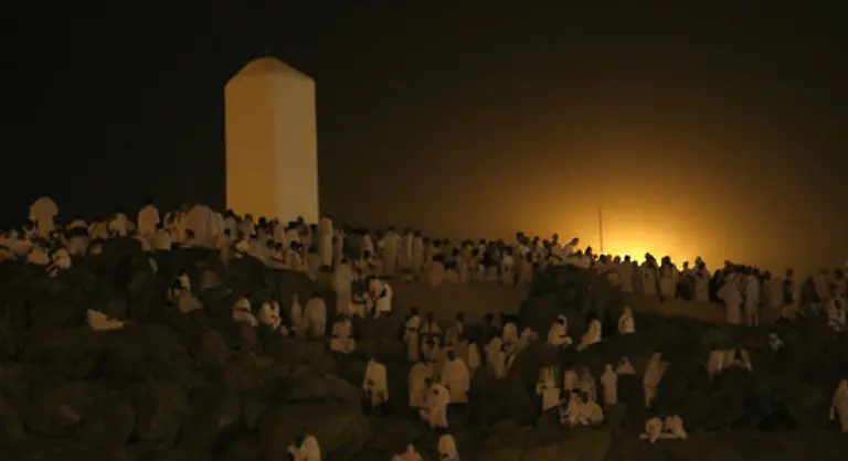 Die-Wallfahrt-fuehrt-die-Pilger-zunaechst-aus-der-Stadt-Mekka-hinaus-in-die-etwa-15-Kilometer-oestlich-gelegene-Ebene-Arafat