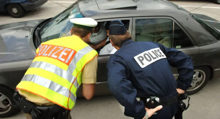 Im-Westen-arbeite-die-Polizei-beispielsweise-mit-ihren-franzoesischen-Kollegen-eng-zusammen-und-habe-damit-gute-Erfahrungen-gemacht-sagt-Schaeuble-Oesterreich-laesst-sogar-Soldaten-im-Grenzgebiet-patrouillieren