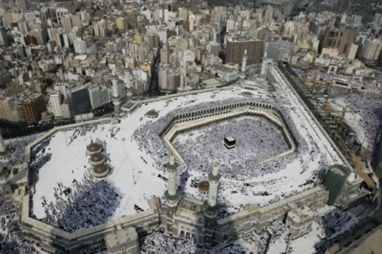Alle-Pilger-besuchen-die-Grosse-Moschee-in-deren-Mitte-sich-die-Kaaba-befindet