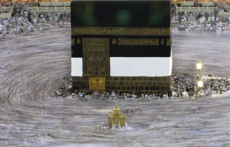 Die-Pilger-umrunden-die-Kaaba-sieben-Mal-zu-Beginn-der-Wallfahrt