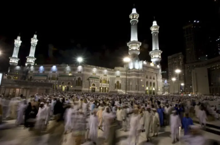 Zudem-legen-sie-den-Weg-zwischen-den-beiden-heiligen-Huegeln-Safa-und-Marwa-innerhalb-der-riesigen-Moschee-ebenfalls-sieben-Mal-zurueck