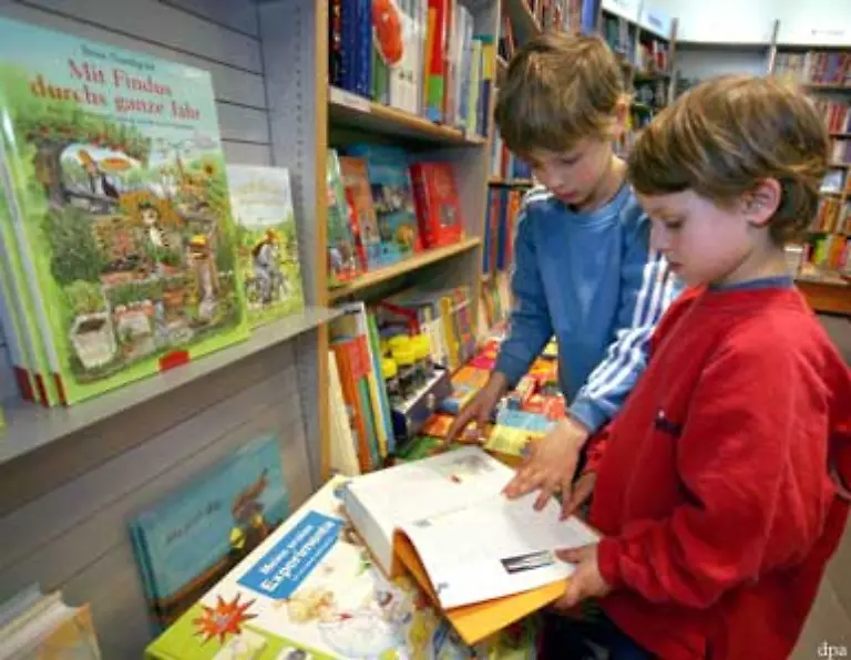 Wer-Kinder-je-im-Buchladen-gewaehren-liess-wird-schnell-merken-dass-sie-Buecher-lieben-und-froh-sein-wenn-er-am-Ende-lediglich-ein-Pixie-Buechlein-kaufen-soll