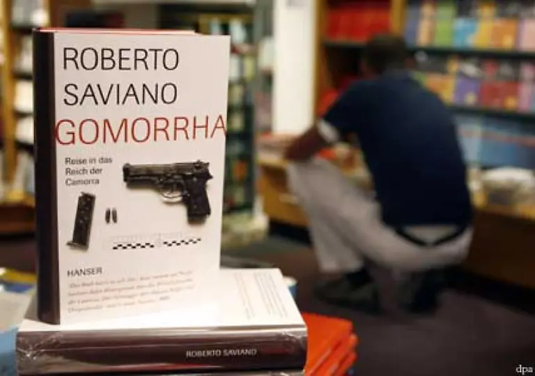 Roberto-Saviano-liefert-ein-Italienbild-fern-von-Pasta-und-Vino-Inneneinsichten-in-das-organisierte-Verbrechen-brutal-und-verstoerend-von-Hanser-21-50-Euro
