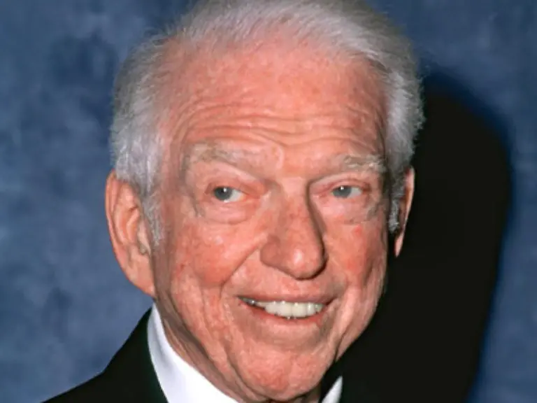 Im-Alter-von-89-verstarb-am-30-Januar-Sidney-Sheldon-der-US-amerikanische-Schriftsteller-der-uns-TV-Serien-wie-Bezaubernde-Jeannie-und-Hart-aber-herzlich-hinterlaesst