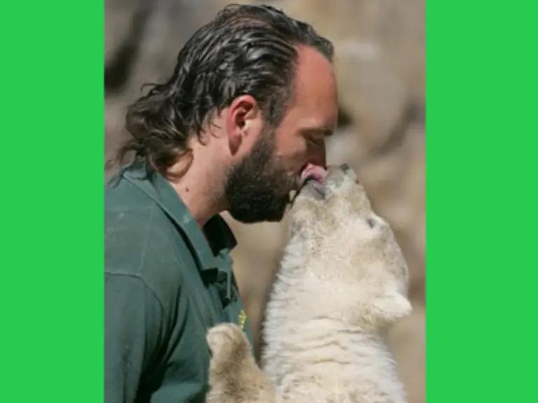 Der-ist-aber-auch-zuuuu-suess-Also-der-Baer-Obwohl-einige-Fans-pilgerten-wohl-auch-seinetwegen-in-den-Zoo-Tierpfleger-Thomas-Doerflein-Der-durfte-Knut-so-nah-sein-wie-kein-anderer