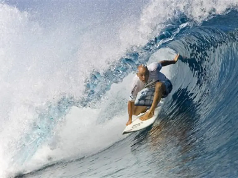 Trost-Surfer-Kelly-Slater-war-schon-wieder-zur-Stelle-und-schiebt-ne-Welle-bei-dem-israelischen-Model