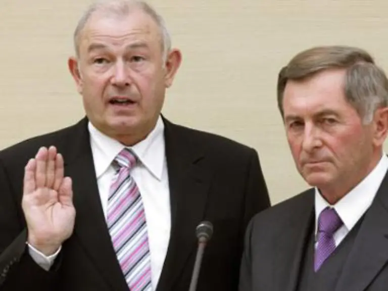 Auch-in-der-Traditionspartei-CSU-gab-es-Veraenderungen-Guenther-Beckstein-wird-hier-gerade-in-sein-neues-Amt-als-bayerischer-Ministerpraesident-eingeschworen