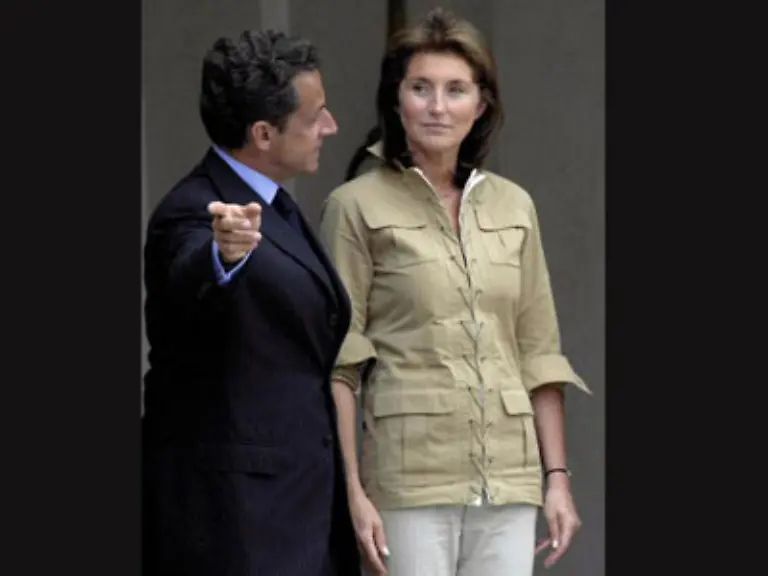 Royale-Scheidung-naja-fast-Monsieur-et-Madame-Sarkozy-haben-sich-getrennt-Sie-hatte-angeblich-keine-Lust-mehr-auf-Rampenlicht-Dabei-hatte-sie-noch-im-Juli-fuer-innenpolitische-Diskussionen-gesorgt