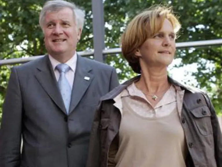 Die-Seehofers-Der-Herr-Minister-hatte-was-mit-einer-anderen-juengeren-und-die-hat-sogar-ein-Baby-von-ihm-bekommen-das-man-oeffentlich-in-der-Bunten-bestaunen-konnte-Die-Gattin-jedoch-nahm-es-vielleicht-nicht-gerade-mit-Humor-aber-dennoch-hin