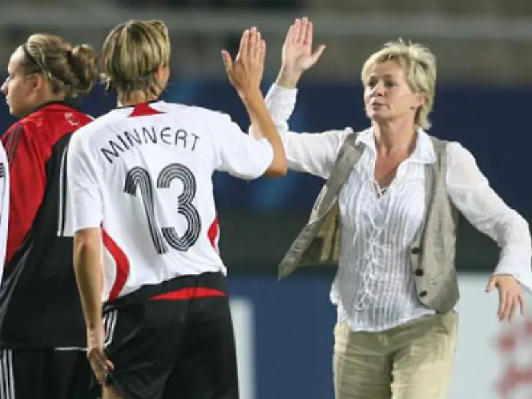 Die-Damen-sind-mal-wieder-Weltmeister-Wie-machen-die-das-nur-Bundestrainerin-Silvia-Neid-wurde-kuerzlich-mit-dem-Bundesverdienstkreuz-ausgezeichnet-Neid-unterschrieb-ihren-Vertrag-bis-2013