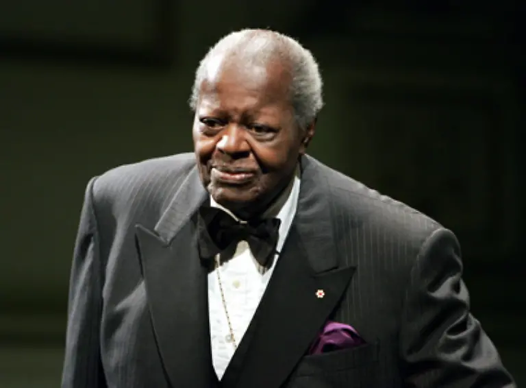 Der-kanadische-Jazz-Pianist-und-Komponist-Oscar-Peterson-starb-mit-82-in-der-Nacht-zu-Heiligabend-in-seinem-Haus-nahe-Toronto-Er-galt-als-einer-der-groessten-Klavierspieler-aller-Zeiten-und-begleitete-u-a-sein-Vorbild-Louis-Armstrong