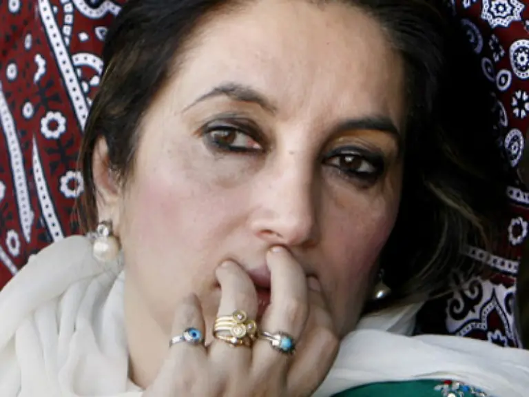 Benazir-Bhutto-wird-am-27-12-bei-einem-Anschlag-in-Rawalpindi-umgebracht-Die-Oppositionsfuehrerin-befand-sich-auf-einer-Wahlkampfreise-in-Pakistan-Die-ehemalige-erste-islamische-Premierministerin-setzte-sich-fuer-die-Demokratie-ein-und-war-erst-vor-kurzem-aus-ihrem-englischen-Exil-zurueckgekehrt