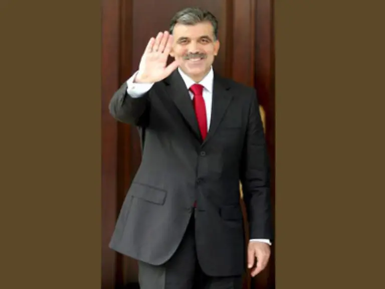 In-der-Tuerkei-will-das-Militaer-ein-Staatsoberhaupt-Abdullah-Guel-verhindern-Staatskrise-Neuwahlen-Sieg-von-Guels-Partei-Im-dritten-Anlauf-wird-der-bisherige-Aussenminister-zum-Praesidenten-gewaehlt