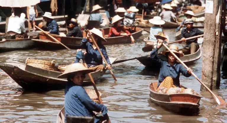 Das-Hier-und-Jetzt-heisst-in-diesem-Fall-Thailand-und-Kambodscha-wo-schon-seit-laengerem-einer-ihrer-Soehne-lebt-Der-1982-geborene-Maximilian-hat-sich-dort-niedergelassen-und-seine-Liebe-zu-den-Menschen-und-ihrer-Kultur-entdeckt