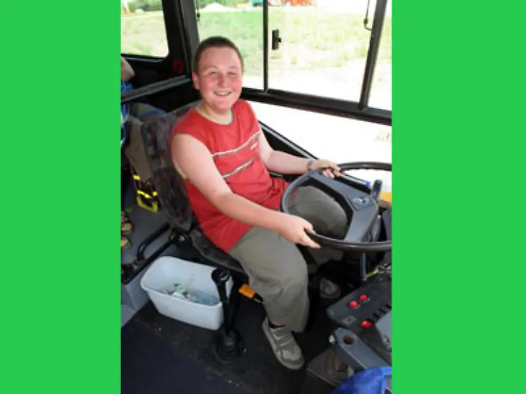 Der-mutige-Schueler-Uli-Stegmair-11-bringt-einen-Bus-zum-Stehen-dessen-71-jaehriger-Fahrer-waehrend-der-Fahrt-einen-Schwaecheanfall-erlitten-hatte-Uli-wird-von-der-schwaebischen-Polizei-zum-Kinderkommissar-ernannt