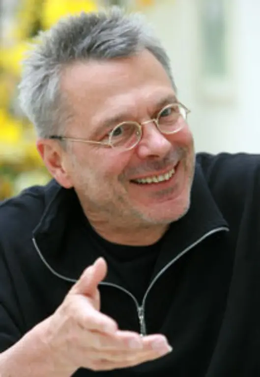 Und-da-sein-Vater-ein-ausgesprochener-Familienmensch-ist-kommt-eben-der-Berg-zum-Propheten-und-Geburtstag-und-Weihnachten-werden-bei-etwas-anderen-Temperaturen-als-in-Deutschland-zusammengelegt