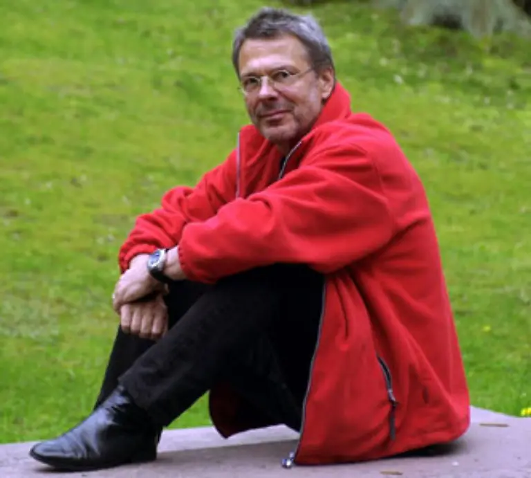 Zumal-das-elterliche-Wohnhaus-am-Stadtrand-von-Berlin-hier-Mey-auf-der-Terrasse-schon-lange-nicht-mehr-Stammsitz-der-drei-Kinder-ist-der-gelernte-Zimmermann-Frederik-ist-gerade-31-geworden-das-Nesthaekchen-Victoria-Luise-22-sie-studiert-Design-in-London