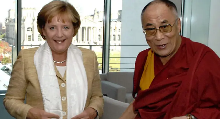Aus-Veraergerung-ueber-den-Empfang-des-Dalai-Lama-durch-Kanzlerin-Merkel-sagt-China-ein-Treffen-von-deutschen-und-chinesischen-Spitzendiplomaten-ab