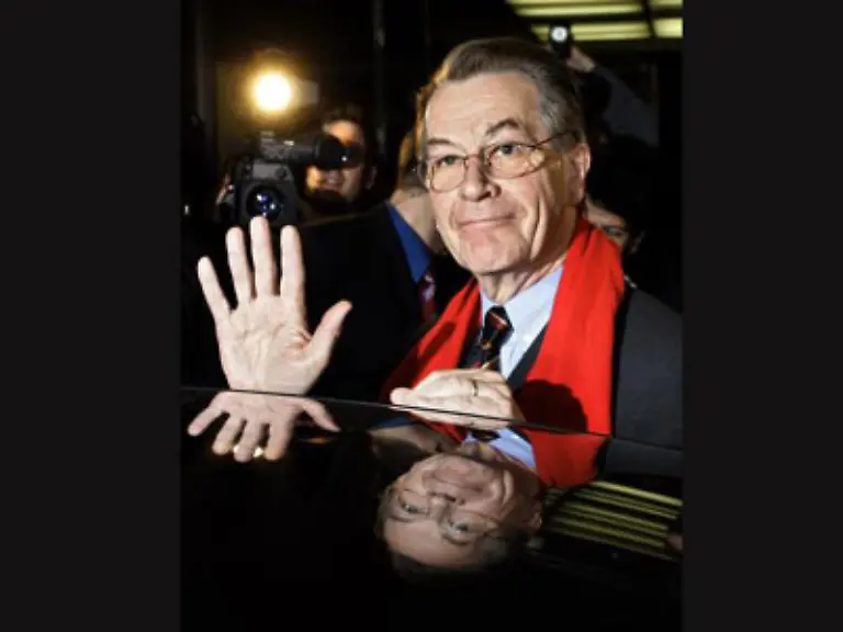 Tschuess-Muente-Franz-Muenterfering-tritt-als-Arbeitsminister-und-Vizekanzler-zurueck-um-sich-um-seine-an-Krebs-erkrankte-Frau-zu-kuemmern-Die-vorausgesagte-politische-Krise-der-Koalition-bleibt-aus