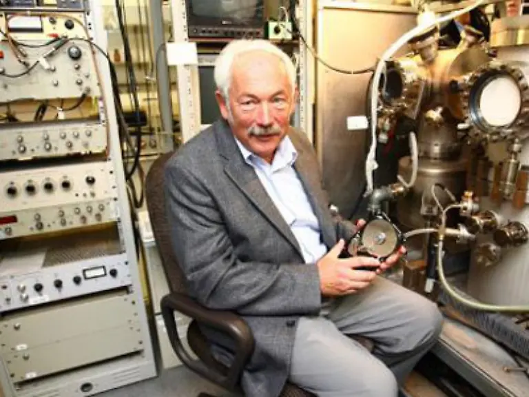 Der-Nobelpreis-fuer-Physik-geht-in-diesem-Jahr-an-den-Deutschen-Peter-Gruenberg-vom-Forschungszentrum-Juelich-und-den-Franzosen-Albert-Fert-Sie-erhalten-die-Auszeichnung-fuer-einen-Magneteffekt-ohne-den-heute-keine-Computer-Festplatte-mehr-auskommt