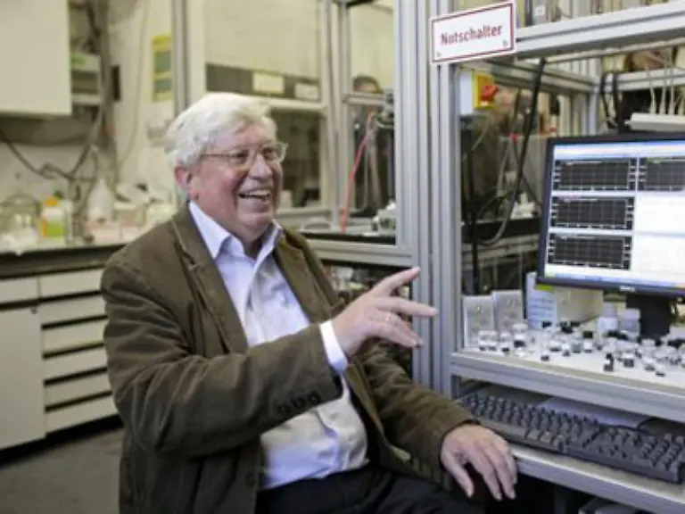 Den-Chemie-Nobelpreis-erhaelt-Gerhard-Ertl-fuer-die-exakte-Untersuchung-chemischer-Reaktionen-wie-sie-zum-Beispiel-im-Autokatalysator-ablaufen