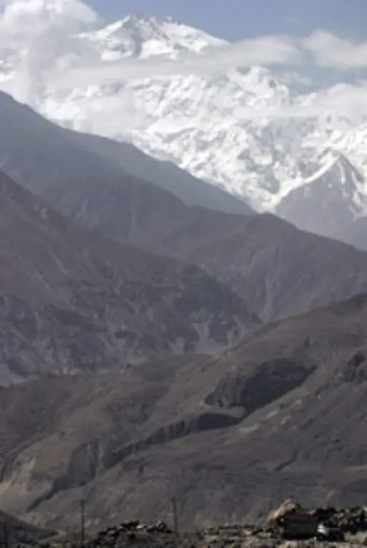 Oder-er-besteigt-mit-Reinhold-Messner-musikalisch-den-Nanga-Parbat-womit-Mey-wieder-ueber-den-Wolken-waere