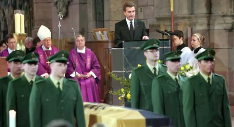 Kein-gutes-Jahr-fuer-Baden-Wuerttembergs-Regierungschef-Bei-der-Trauerfeier-fuer-den-ehemaligen-Ministerpraesidenten-Hans-Filbinger-sagt-Guenther-Oettinger-Filbinger-sei-kein-Nationalsozialist-sondern-ein-Gegner-des-NS-Regimes-gewesen-Es-hagelt-Kritik