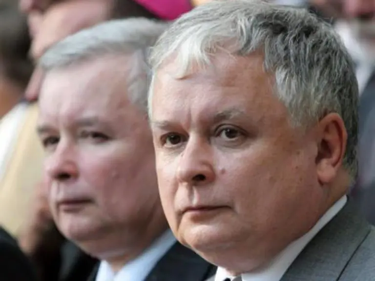 Die-Brueder-Jaroslaw-l-und-Lech-Kaczynski-sie-bestimmten-die-Geschicke-Polens-Der-eine-als-Ministerpraesident-der-andere-als-Staatschef-Doch-seit-der-Parlamentswahl-ist-es-vorbei-mit-der-Doppelspitze