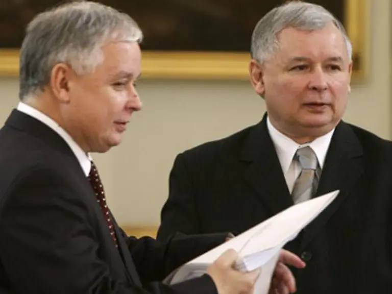 Jaroslaw-Kaczynski-verliert-und-muss-die-Regierungskanzlei-raeumen-Bruder-Lech-bleibt-mindestens-bis-2010-Hausherr-im-Praesidentenpalais