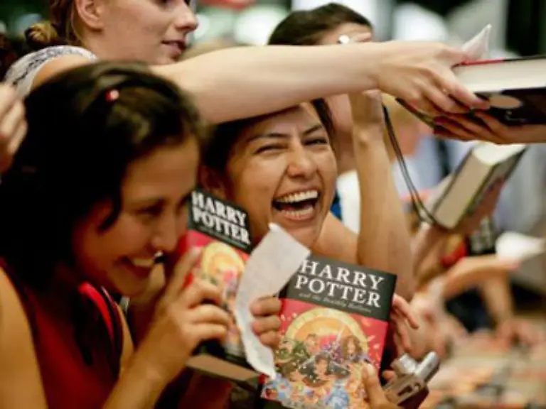 Fuer-Millionen-Harry-Potter-Fans-rund-um-den-Globus-ist-das-Finale-endlich-eroeffnet-In-der-Nacht-zum-21-Juli-2007-erscheint-der-siebte-und-letzte-Band-des-beliebten-Kinderbuchs-in-der-englischen-Ausgabe