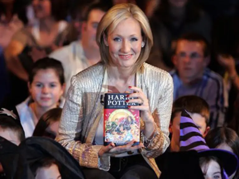 In-den-USA-und-Grossbritannien-wird-das-Buch-von-Joanne-K-Rowling-so-schnell-verkauft-wie-noch-kein-Buch-zuvor