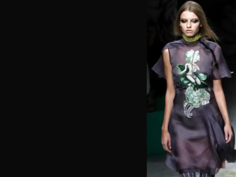 Blumenprints-auf-waldbraun-und-dazu-ein-gehetztes-Gesicht-Dieser-Prada-Look-sagt-einiges-ueber-den-Zustand-der-heutigen-Frau-aus
