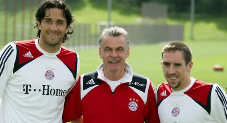 FC-Bayern-Muenchen-Trainer-Ottmar-Hitzfeld-freut-sich-ueber-seine-neuen-Schuetzlinge-Luca-Toni-und-Franck-Ribry-r-Der-Franzose-ist-der-teuerste-Neuzugang-in-der-Geschichte-des-Clubs