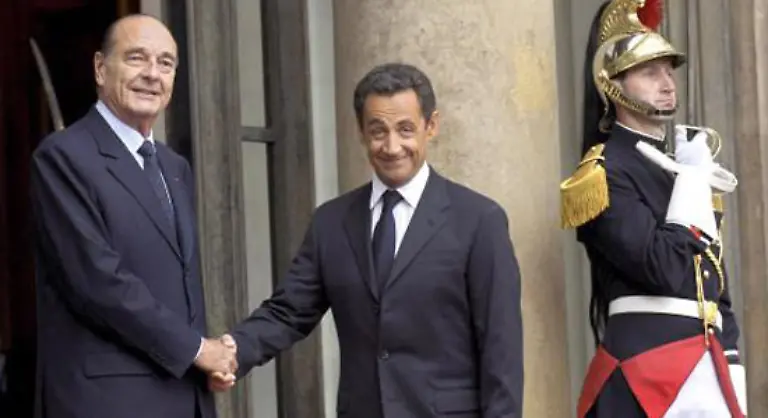 Nochmal-Sarkozy-Unsere-Nachbarn-haben-gewaehlt-Der-neue-franzoesische-Praesident-schuettelt-seinem-Vorgaenger-Jacques-Chirac-vor-dem-Elyse-Palast-in-Paris-bei-der-Amtsuebergabe-die-Hand