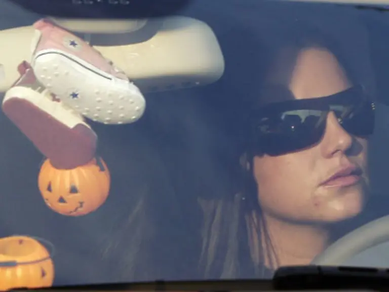 ohne-Schluepfer-unterwegs-dafuer-mit-Hautunreinheiten-Vielleicht-ein-neuer-Mann-Auch-von-dem-einstigen-Saubermaedel-werden-wir-2008-noch-viel-hoeren