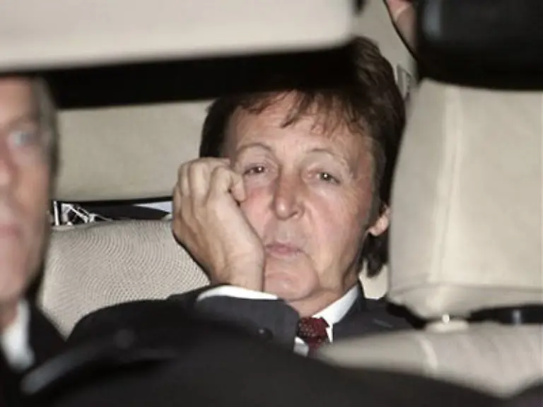 Paul-McCartney-hat-auch-eine-neue-Freundin-Nach-den-anstrengenden-Scheidungsschlachten-mit-Noch-Ehefrau-Heather-Mills-goennen-ihm-seine-Fans
