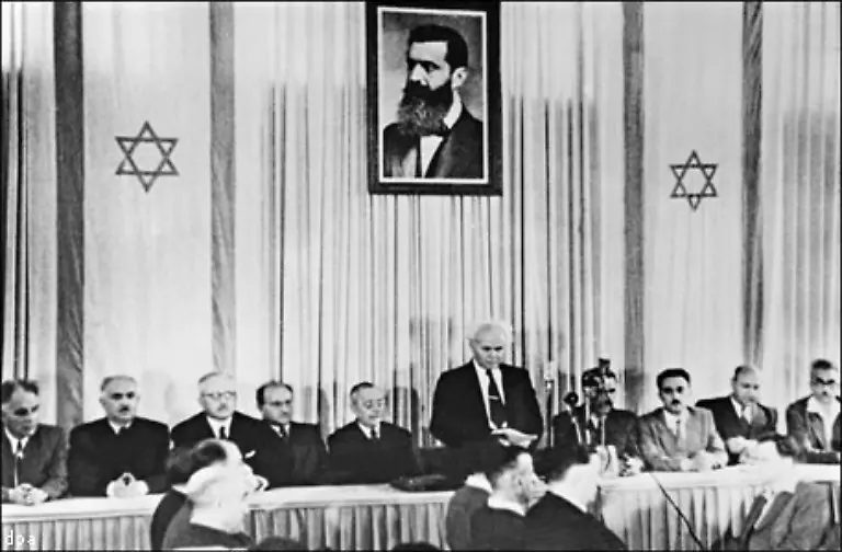 Am-Nachmittag-dieses-Tages-verliest-David-Ben-Gurion-im-Stadtmuseum-von-Tel-Aviv-unter-einem-Bild-von-Theodor-Herzl-die-Unabhaengigkeitserklaerung