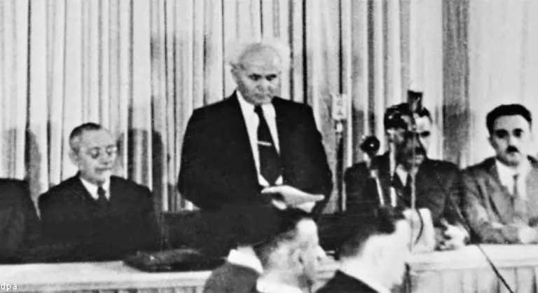 Darin-verkuenden-die-Mitglieder-des-Juedischen-Nationalrates-kraft-unseres-natuerlichen-und-historischen-Rechtes-und-aufgrund-des-Beschlusses-der-Vollversammlung-der-Vereinten-Nationen-die-Errichtung-eines-juedischen-Staates-im-Lande-Israel