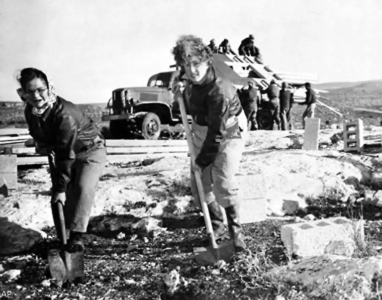 Hier-praegte-sich-sein-geistiges-religioeses-und-politisches-Wesen-Hier-lebte-es-frei-und-unabhaengig-hier-schuf-es-eine-nationale-und-universelle-Kultur-und-schenkte-der-Welt-das-ewige-Buch-der-Buecher