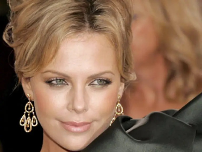 genauso-wie-Charlize-Theron-die-sexieste-Frau