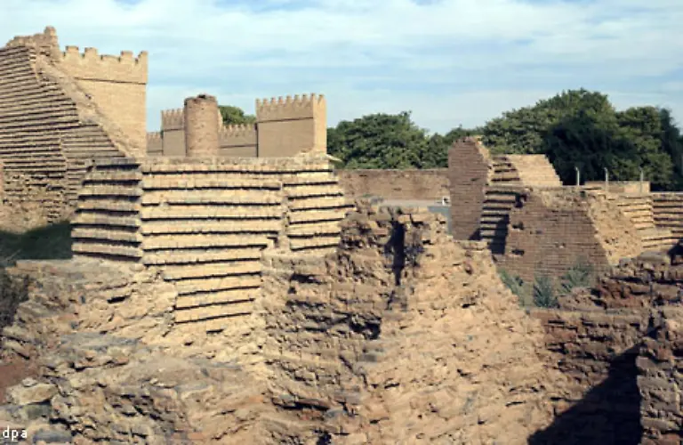 Die-babylonische-Gefangenschaft-wird-in-der-Bibel-als-Zeit-der-Finsternis-dargestellt-Fuer-das-Judentum-ist-sie-jedoch-fast-eine-Bluetezeit-Den-Schriftgelehrten-faellt-die-Aufgabe-zu-die-biblischen-Traditionen-zu-bewahren