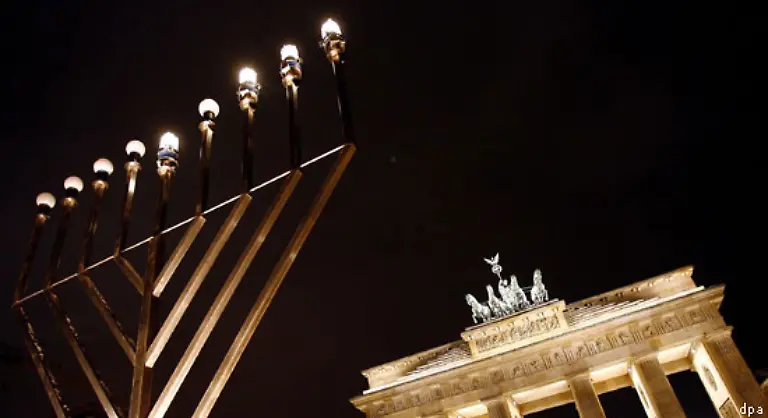 Noch-heute-feiern-die-Juden-alljaehrlich-zu-Chanukka-die-Wiedereinweihung-des-zweiten-Tempels-in-Jerusalem-Die-acht-Arme-des-Chanukka-Leuchters-die-ab-Chanukka-Tag-fuer-Tag-entzuendet-werden-erinnern-an-das-Chanukka-Wunder