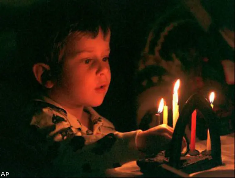 Der-Ueberlieferung-zufolge-fand-sich-bei-der-Weihe-des-Tempels-nur-Oel-fuer-einen-Tag-Durch-ein-Wunder-brannte-das-Oel-jedoch-acht-Tage-genug-Zeit-um-neues-Oel-herzustellen