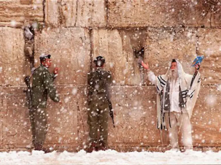 Ein-dritter-Tempel-wird-nicht-gebaut-Juden-beten-heute-an-der-Klagemauer-der-frueheren-Westmauer-des-Plateaus-auf-dem-der-zweite-Tempel-stand-weil-sie-dem-Allerheiligsten-im-zerstoerten-Tempel-am-naechsten-ist